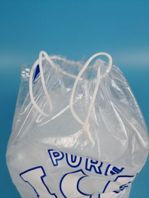 Los bolsos de hielo plásticos del Ldpe con el lazo, cubo de hielo empaquetan 1 kilogramo de capacidad de peso